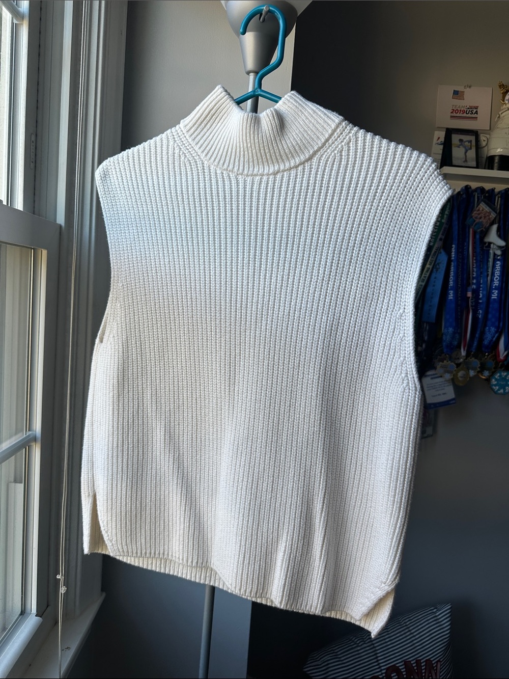 Abercrombie & Fitch Cream Knit Sleeveless Turtleneck Sweater Vest